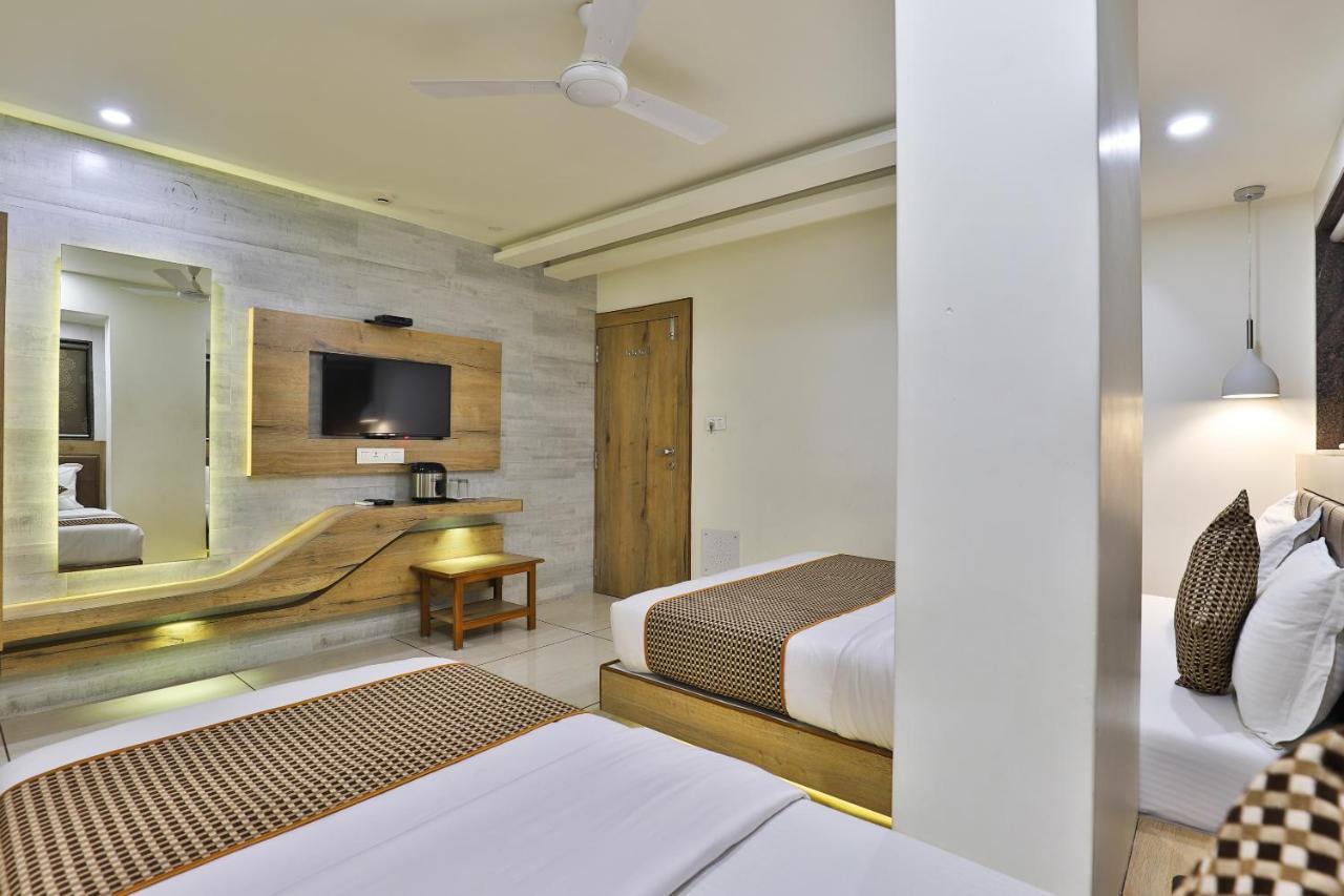 Hotel Pearl Vadodara Extérieur photo