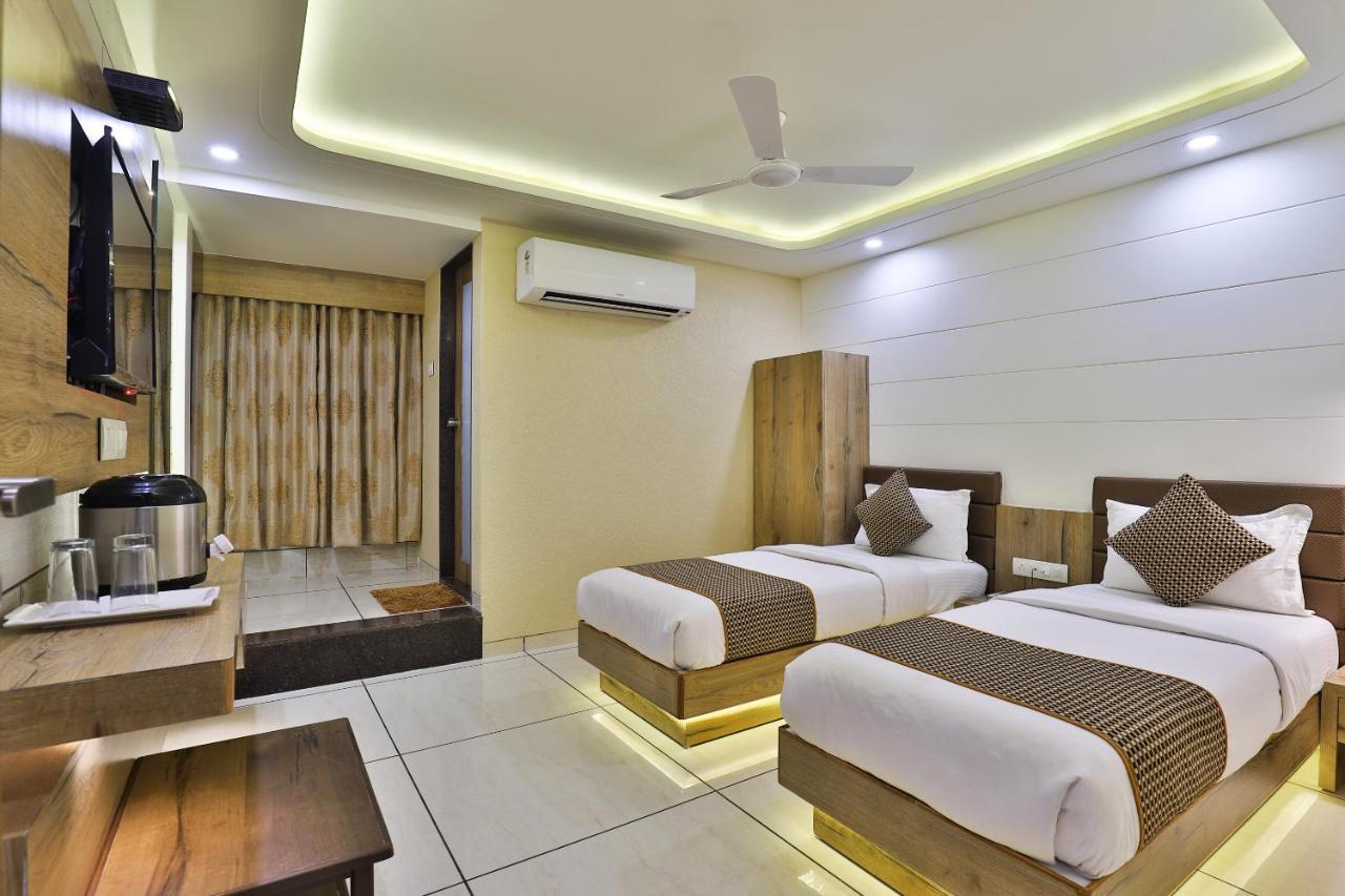 Hotel Pearl Vadodara Extérieur photo