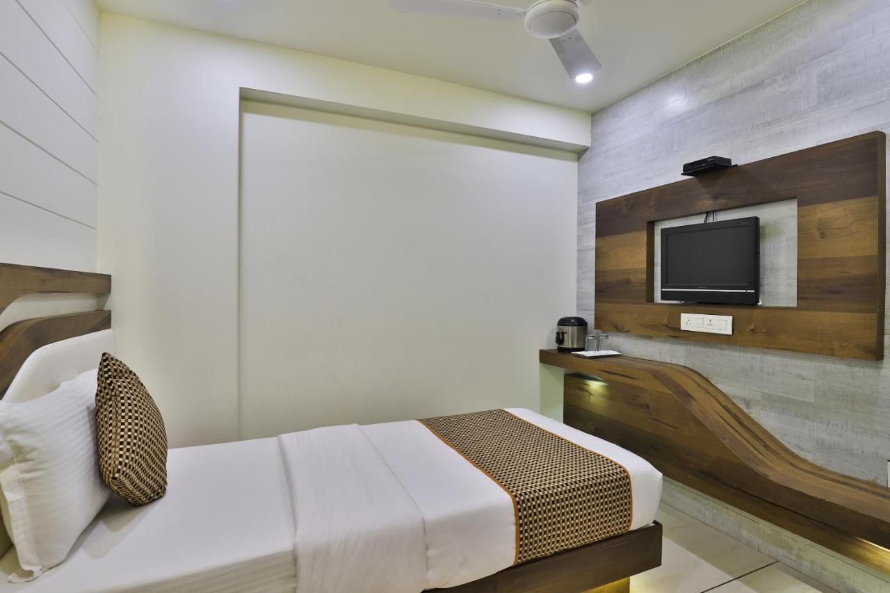 Hotel Pearl Vadodara Extérieur photo