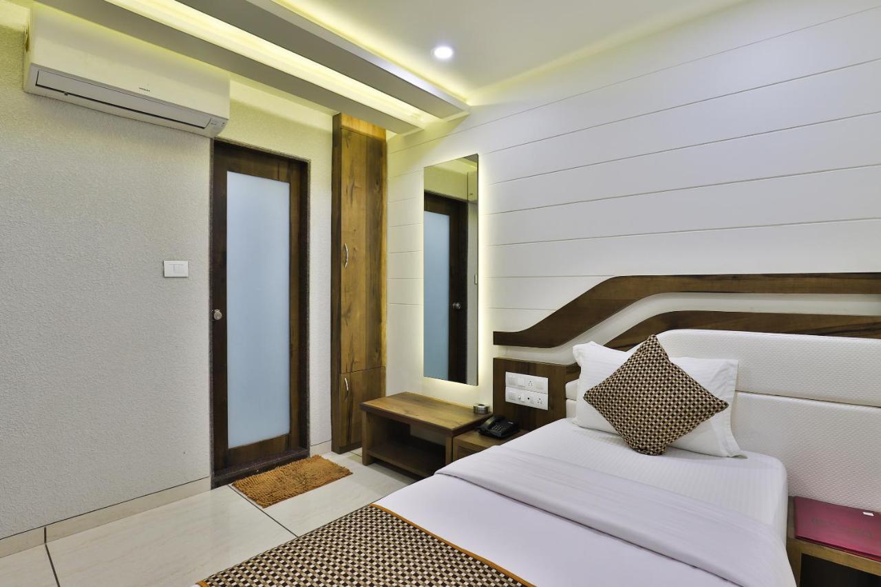 Hotel Pearl Vadodara Extérieur photo