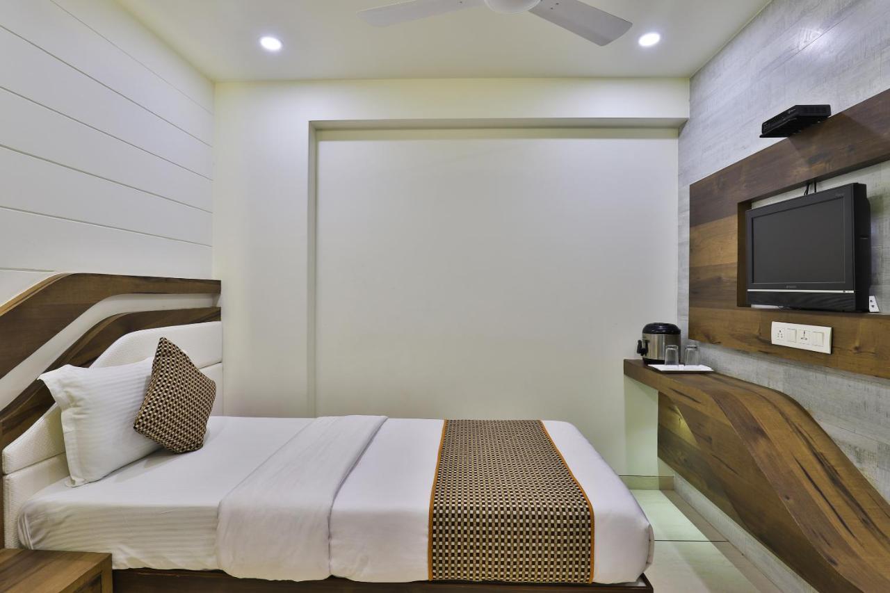 Hotel Pearl Vadodara Extérieur photo