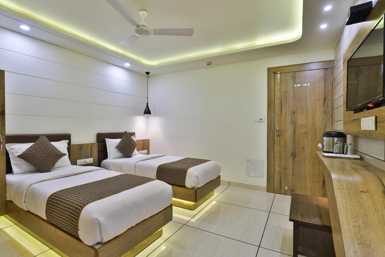 Hotel Pearl Vadodara Extérieur photo
