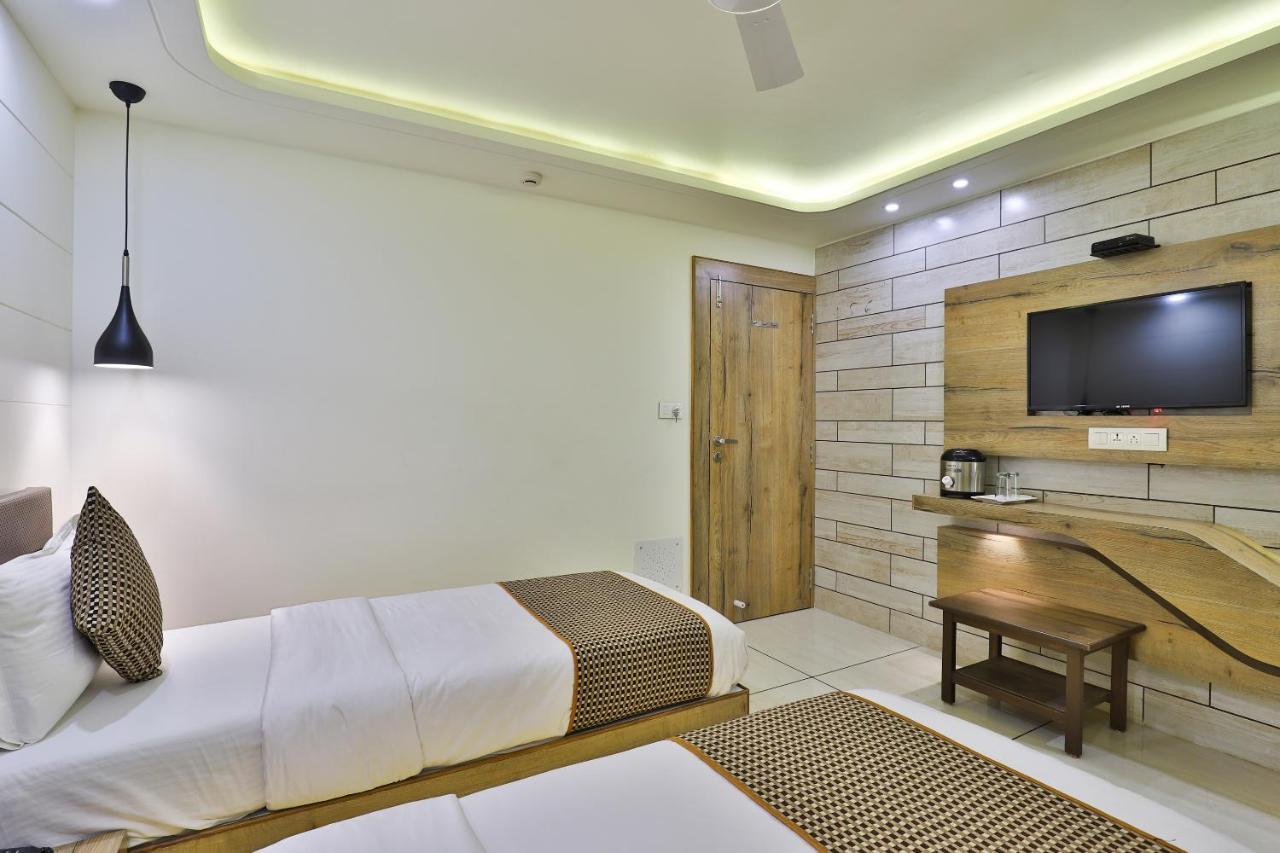 Hotel Pearl Vadodara Extérieur photo
