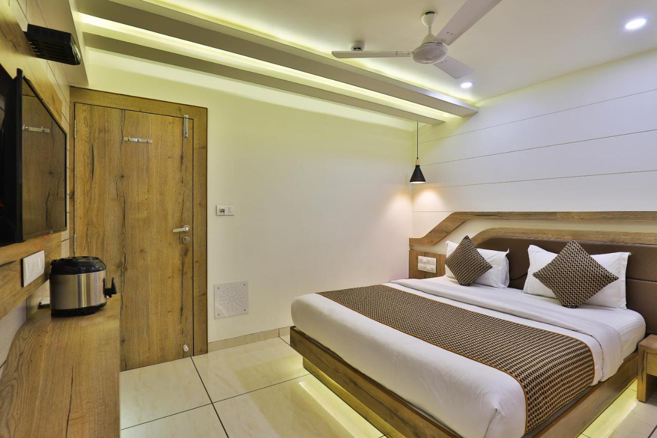 Hotel Pearl Vadodara Extérieur photo