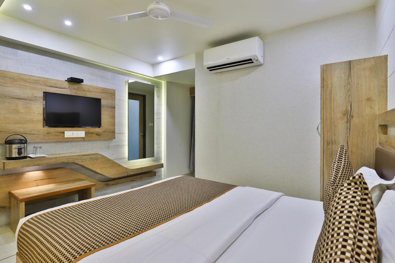 Hotel Pearl Vadodara Extérieur photo