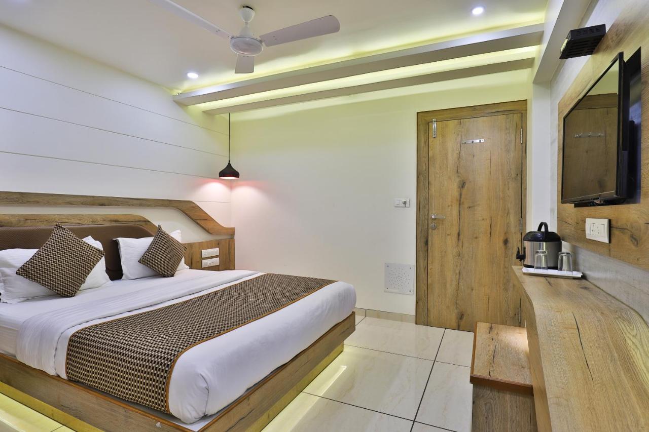Hotel Pearl Vadodara Extérieur photo