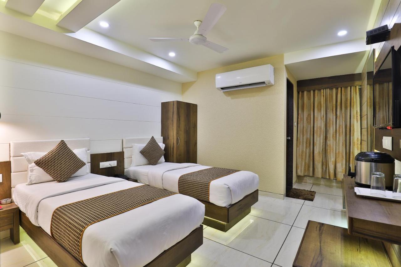 Hotel Pearl Vadodara Extérieur photo