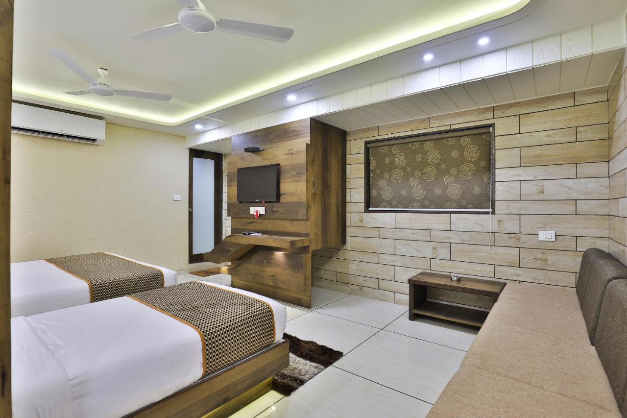 Hotel Pearl Vadodara Extérieur photo